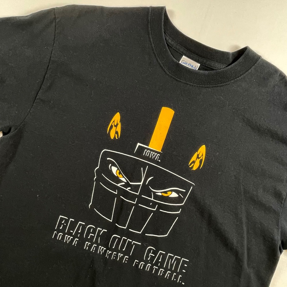 Iowa Hawkeyes Football Black Out Game T-Shirt Mens Size M Gildan‎